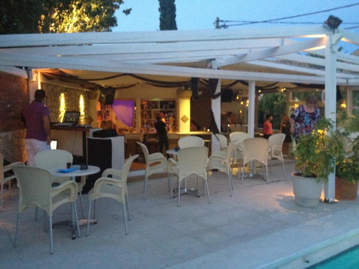 Pantheon Hall Hotel Mesongi Bagian luar foto