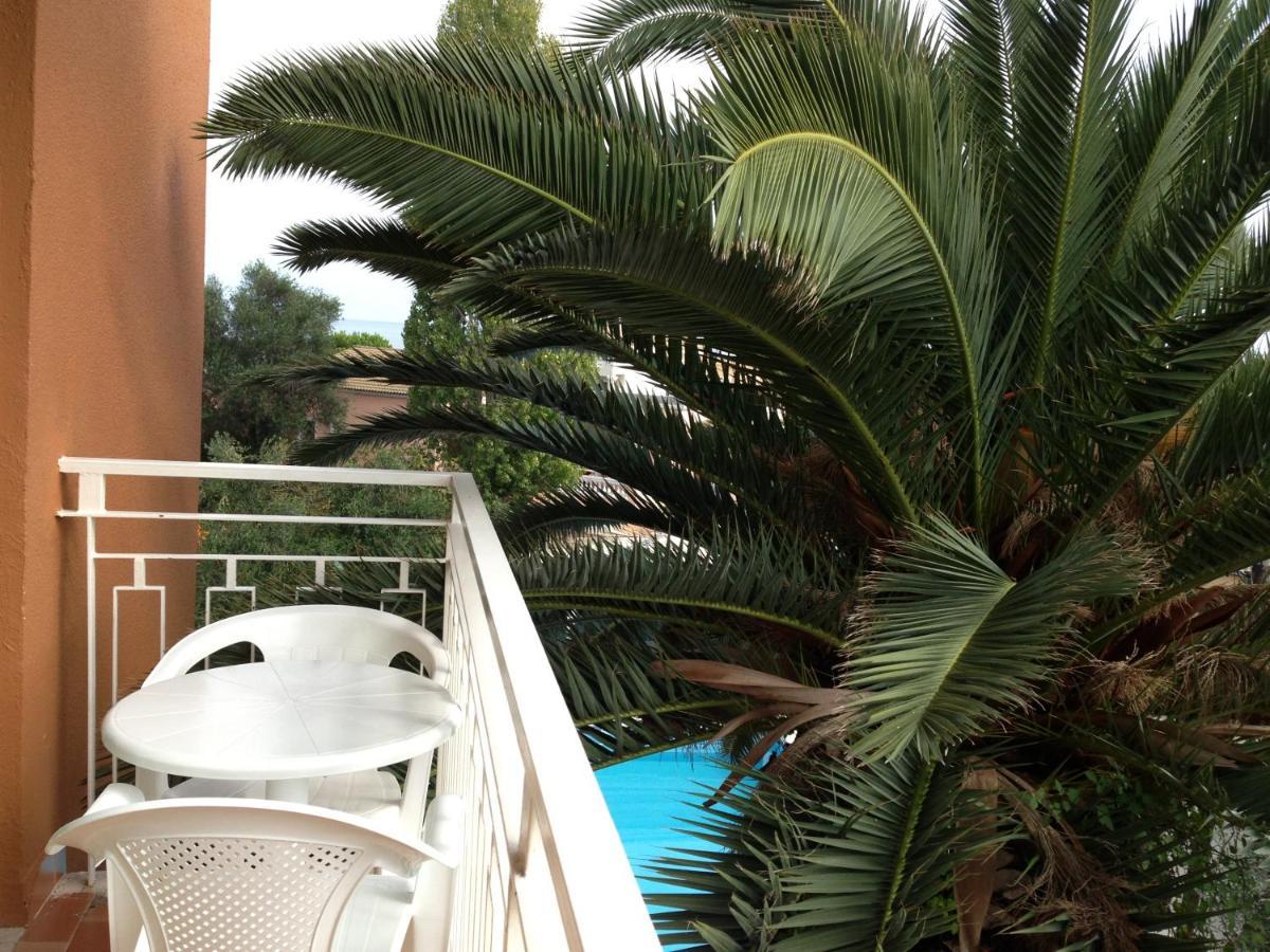Pantheon Hall Hotel Mesongi Bagian luar foto