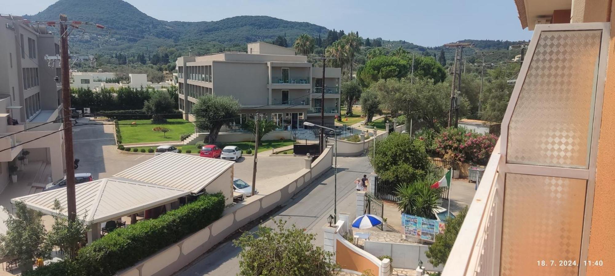 Pantheon Hall Hotel Mesongi Bagian luar foto