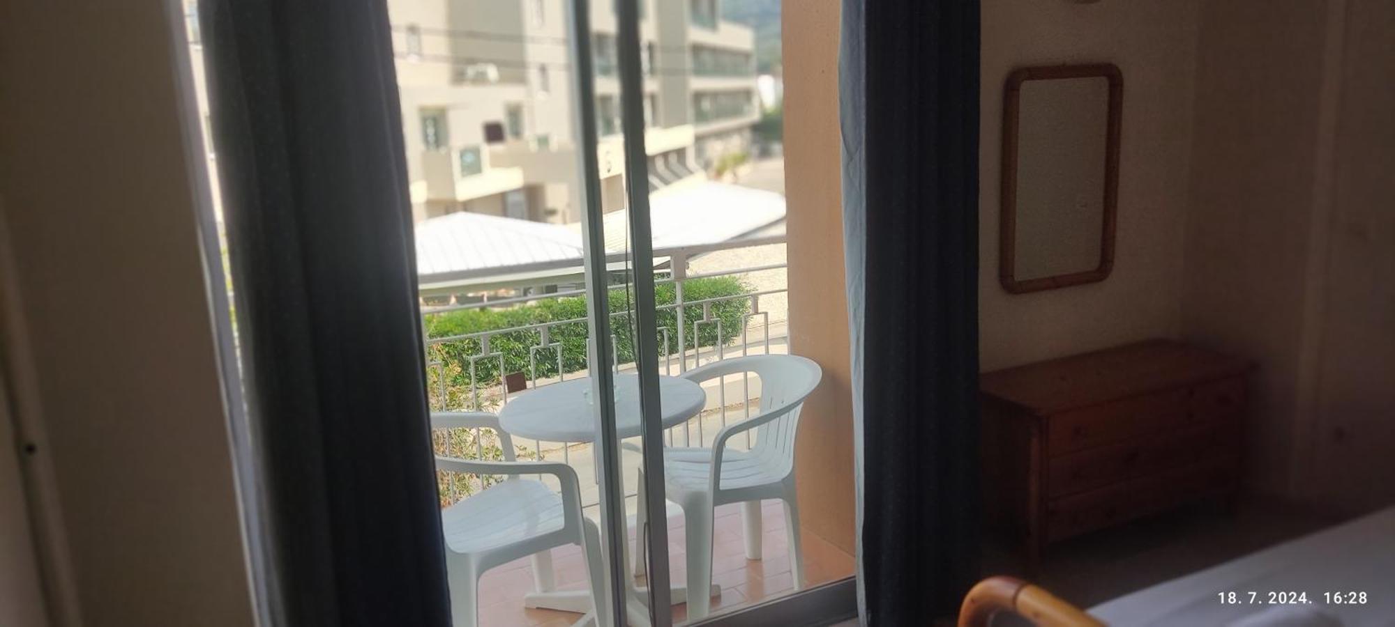 Pantheon Hall Hotel Mesongi Bagian luar foto