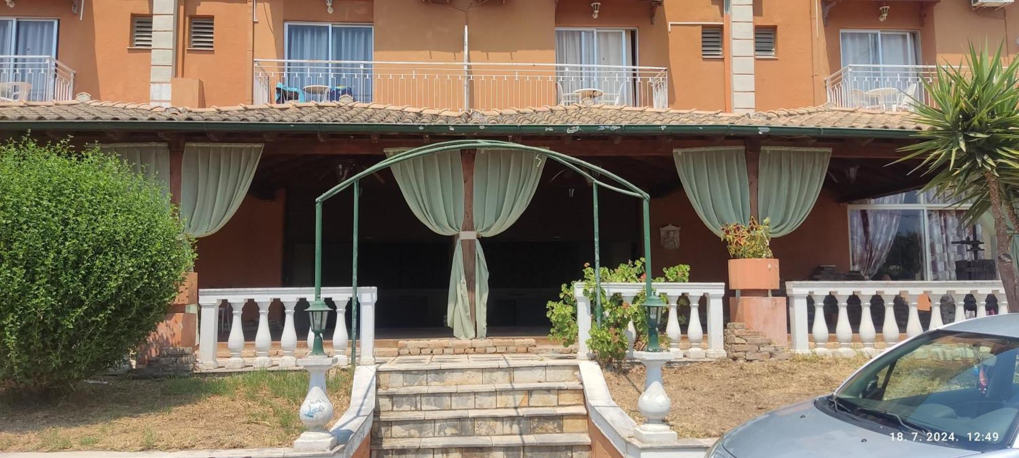 Pantheon Hall Hotel Mesongi Bagian luar foto