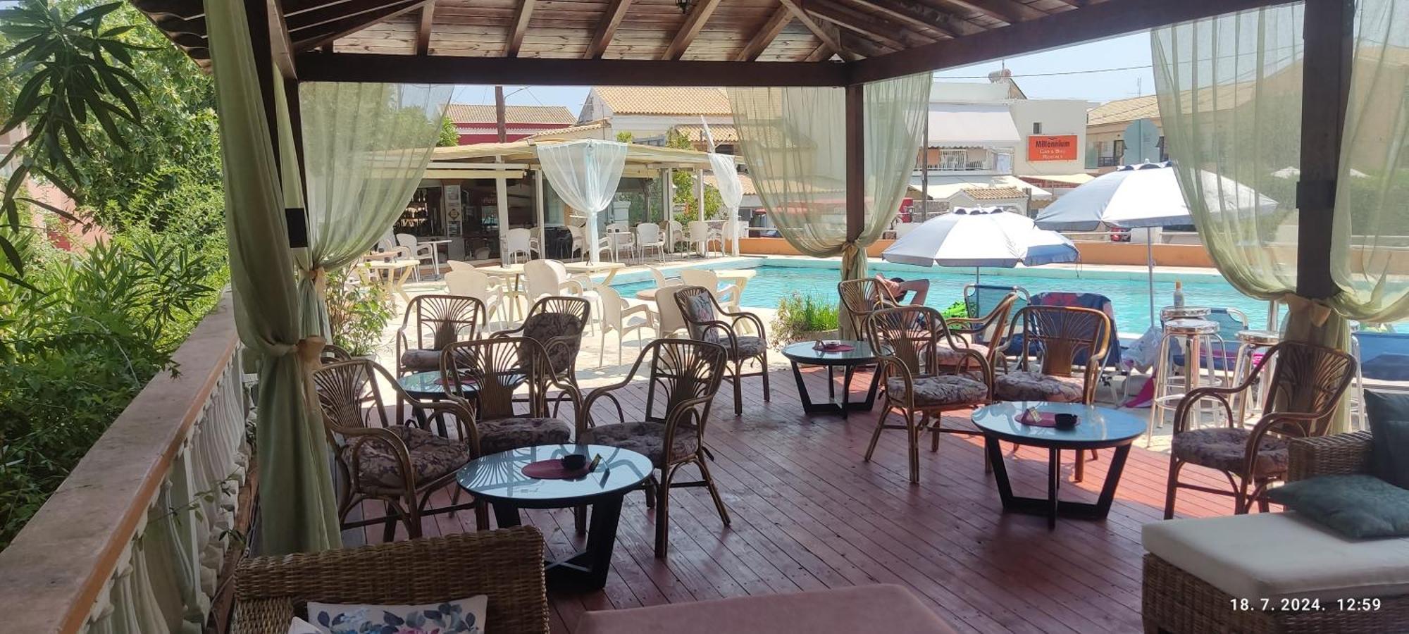 Pantheon Hall Hotel Mesongi Bagian luar foto
