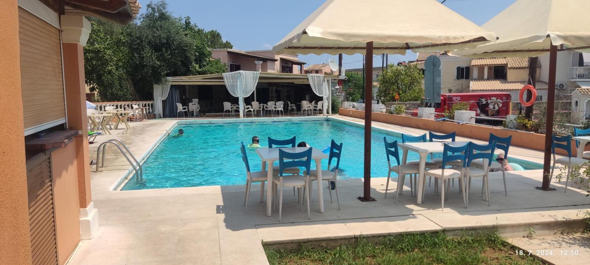 Pantheon Hall Hotel Mesongi Bagian luar foto