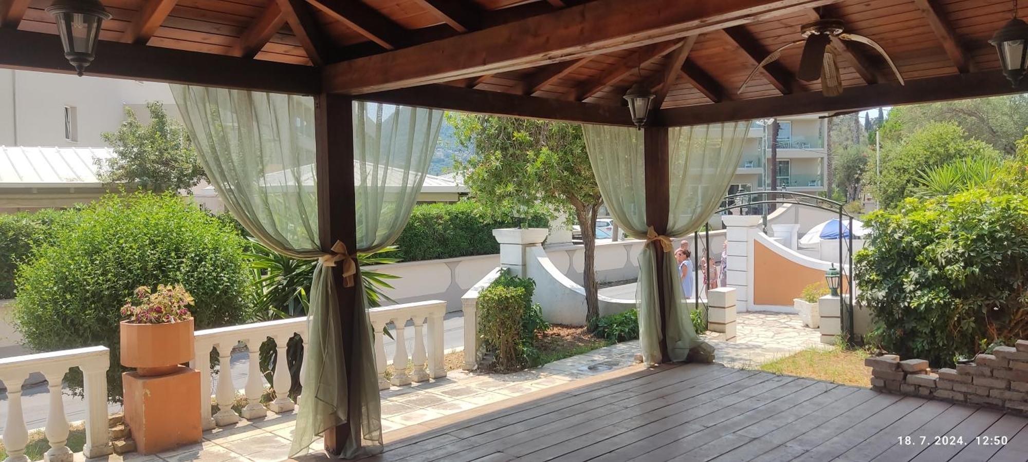 Pantheon Hall Hotel Mesongi Bagian luar foto