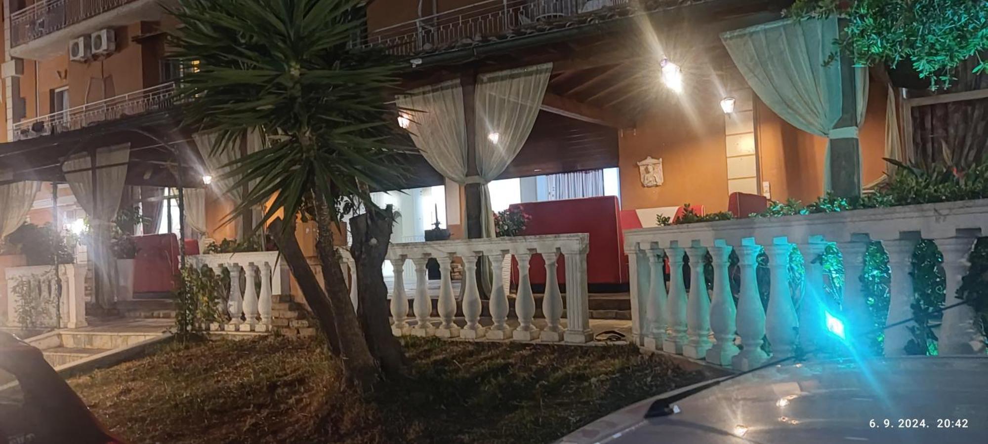 Pantheon Hall Hotel Mesongi Bagian luar foto