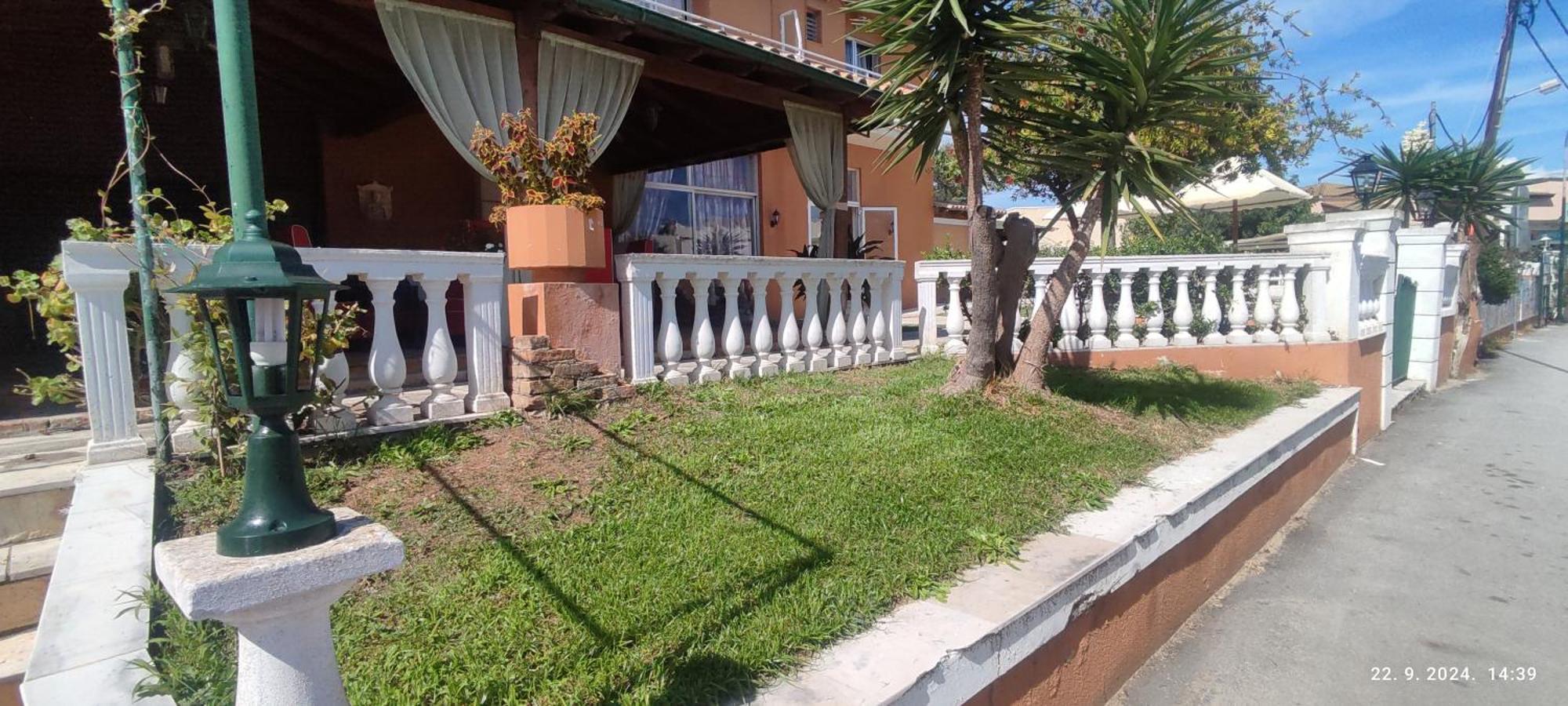 Pantheon Hall Hotel Mesongi Bagian luar foto